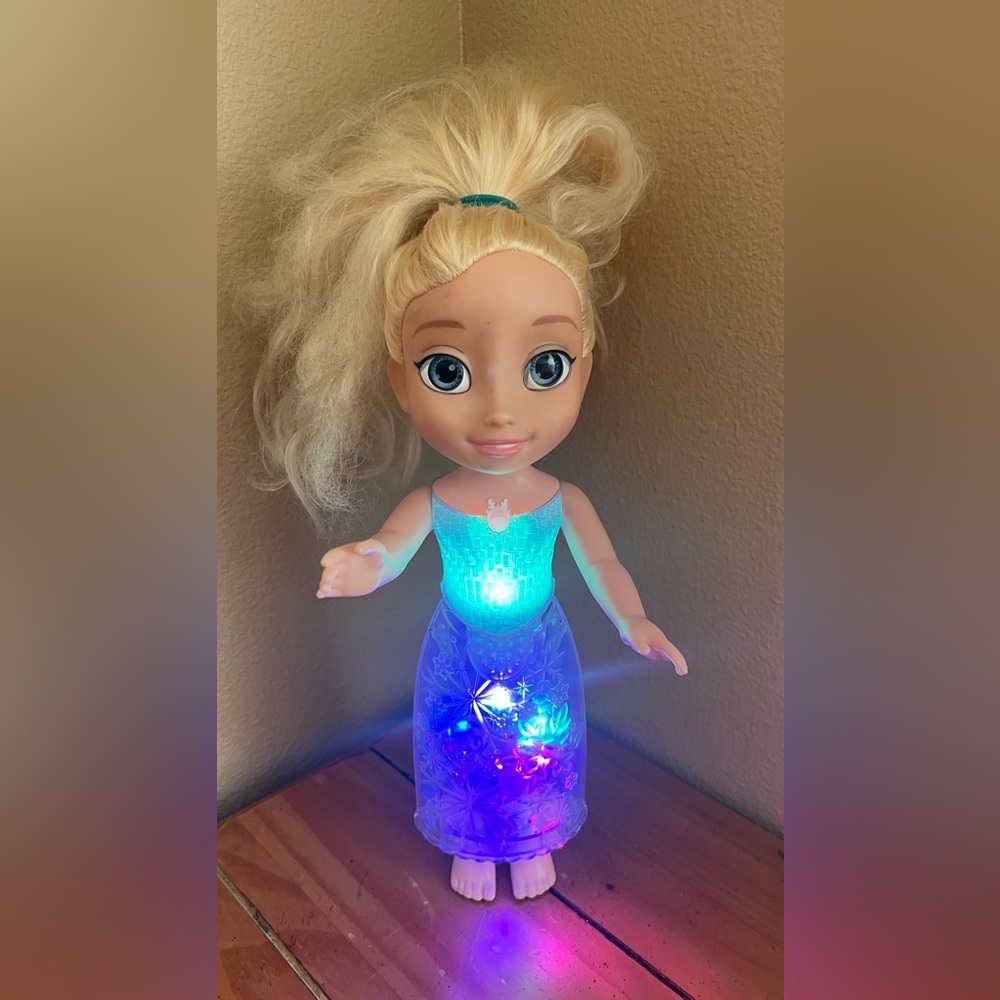 Disney Jakks Pacific Frozen Northern Lights Singing and Talking Elsa Doll - Picture 2 of 5